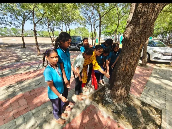 ટંકારાની હરબટીયાળી શાળામાં જીવદયાનો અનોખો સંગમ.

ચકલીના માળા અને કીડિયારું પૂરી 'સૃષ્ટિનું સંવર્ધન' કરાયું.
