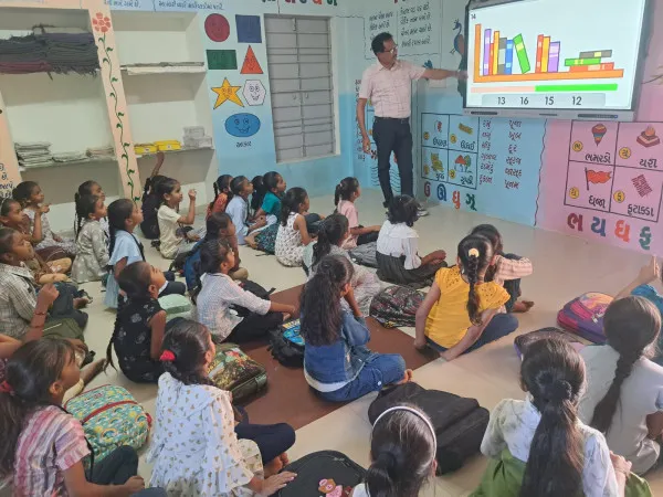 મોરબીની માધાપરવાડી શાળાની મુલાકાત લઈ વાર્ષિક પાઠનું નિરીક્ષણ કરતાં જિલ્લા શિક્ષણ તાલીમ ભવનના અધિકારીઓ
