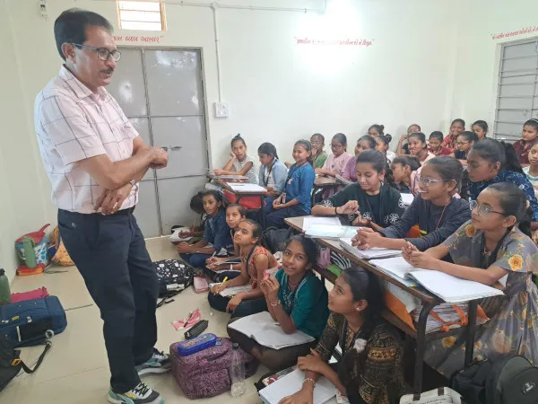 મોરબીની માધાપરવાડી શાળાની મુલાકાત લઈ વાર્ષિક પાઠનું નિરીક્ષણ કરતાં જિલ્લા શિક્ષણ તાલીમ ભવનના અધિકારીઓ
