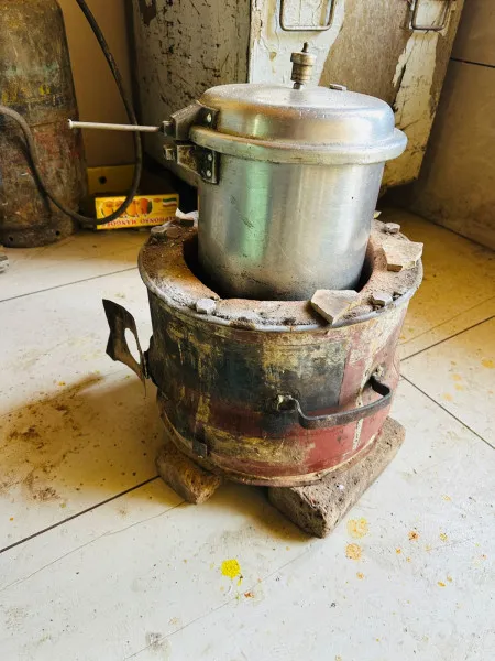 મોરબીમાં ગેસના બાટલાની હૈયાહોળી,રેસ્ટોરન્ટ-પાણી-પુરીના ધંધાર્થીઓ હવે સગડીનો ઉપયોગ કરવા મજબુર
