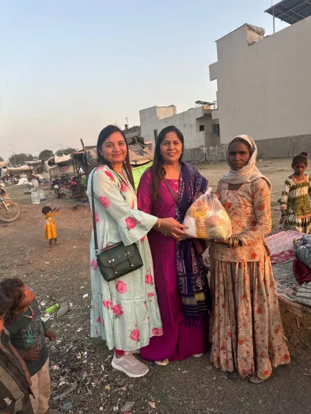 મોરબીમાં ઘર, બે પુત્રીઓની જવાબદારી કરતા પણ શિક્ષિત મહિલાનું સમાજ સેવામાં જીવન સમર્પિત
