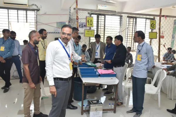 મોરબીમાં સ્થાનિક સ્વરાજ્યની ચૂંટણીઓ અન્વયે મત ગણતરીનો શાંતિપૂર્ણ પ્રારંભ; ઓબ્ઝર્વરશ્રી અને જિલ્લા ચૂંટણી અધિકારીશ્રીની ઉપસ્થિતિ