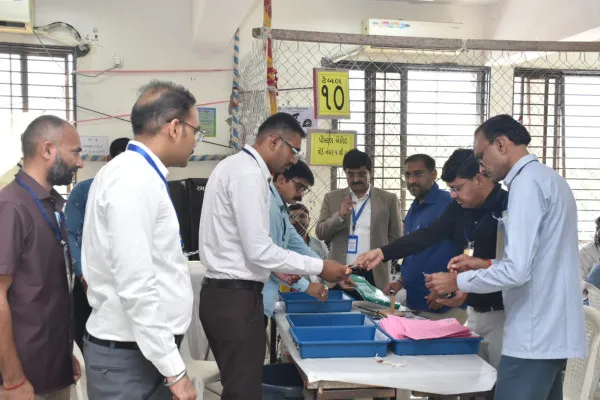 મોરબીમાં સ્થાનિક સ્વરાજ્યની ચૂંટણીઓ અન્વયે મત ગણતરીનો શાંતિપૂર્ણ પ્રારંભ; ઓબ્ઝર્વરશ્રી અને જિલ્લા ચૂંટણી અધિકારીશ્રીની ઉપસ્થિતિ