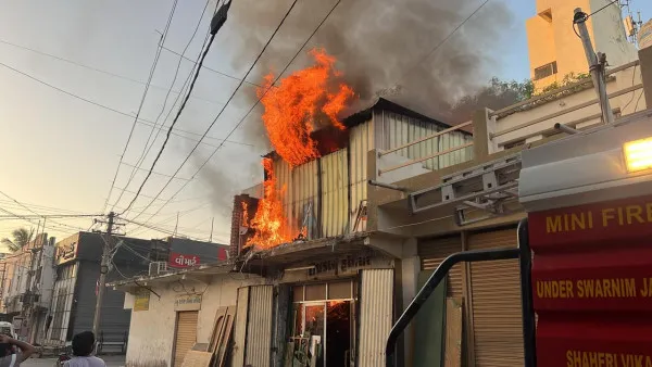 મોરબીના પોશ વિસ્તારમાં ફર્નિચરની દુકાનમાં ભીષણ આગ
