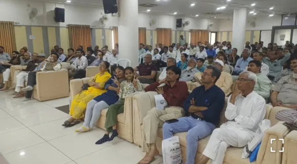 મોરબીના સારસ્વત સન્માન સમારોહમાં શ્રુતલેખન સ્પર્ધા યોજાઈ
