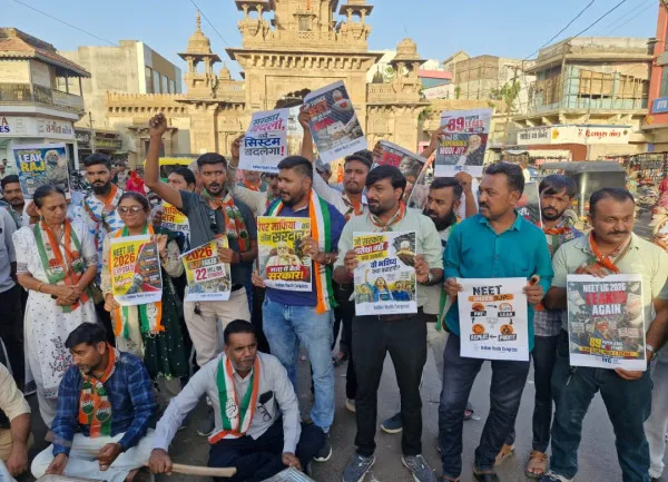 મોરબી કોંગ્રેસનું NEET પેપર લીક બાબતે ડબ્બા ખખડાવી ઉગ્ર વિરોધ પ્રદર્શન
