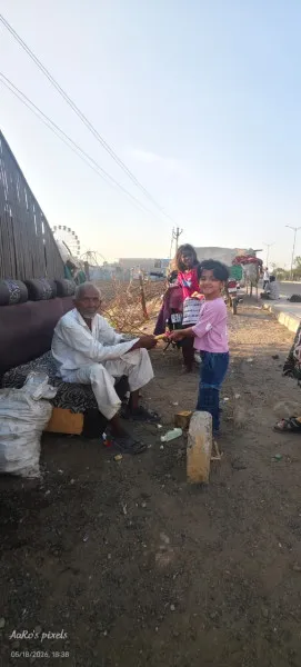 ઝૂંપડપટ્ટીના અબાલ વૃદ્ધને આઈસ્ક્રીમ કેન્ડી ખવડાવીને અગન લુ સામે રાહત આપતું 