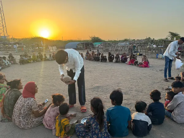 પછાત વિસ્તારના બાળકોની જઠરાગ્નિ તૃપ્ત કરી લાડલી દીકરીના જન્મદિનની ઉજવણી
