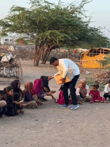 પછાત વિસ્તારના બાળકોની જઠરાગ્નિ તૃપ્ત કરી લાડલી દીકરીના જન્મદિનની ઉજવણી
