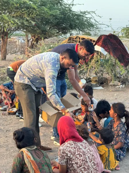 પછાત વિસ્તારના બાળકોની જઠરાગ્નિ તૃપ્ત કરી લાડલી દીકરીના જન્મદિનની ઉજવણી
