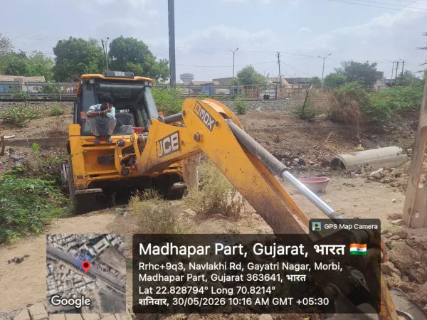 મોરબીના વોર્ડ નંબર 1 માં વરસાદી પાણીની સમસ્યા હલ કરવા વોકળાની સઘન સફાઈ
