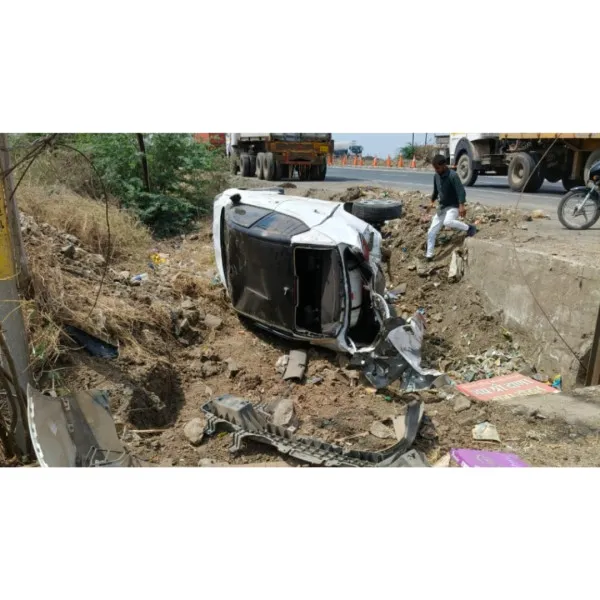 મોરબીના નાગડાવાસ સામે કારની ખાડામાં ગુલાંટ :  ડ્રાઈવરનો બચાવ
