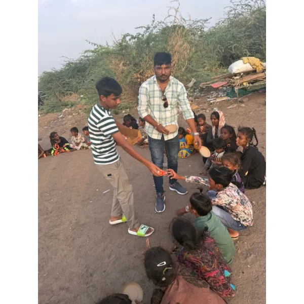 મોરબીમાં વૈભવી ખર્ચ ટાળી ગરીબ બાળકો સાથે બાળકના જન્મદિવસની ઉજવણી

