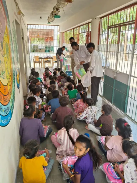 મોરબી ન્યૂમિસમેટિક ક્લબ અને મિલાપ ફાઉન્ડેશન - સિંગાપોર દ્વારા જરૂરિયાતમંદ બાળકોને શૈક્ષણિક કીટ અને નાસ્તા વિતરણ

