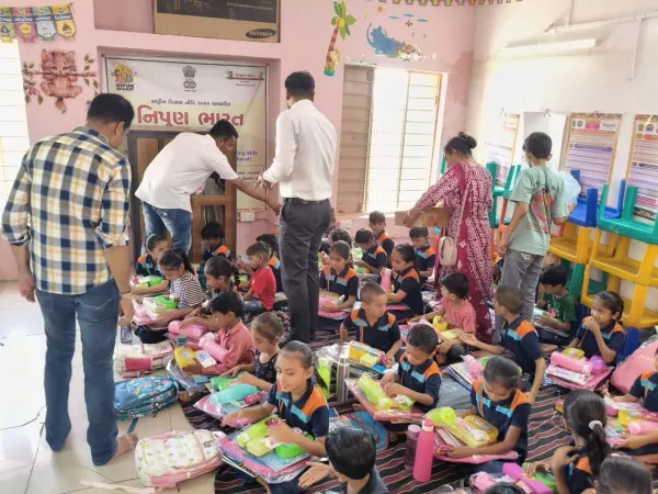 મોરબી ન્યુમિસમેટિક ક્લબ દ્વારા સોમવતી અમાસના પવિત્ર દિવસે જરૂરિયાતમંદ બાળકોને સંપૂર્ણ શૈક્ષણિક કીટનું વિતરણ
