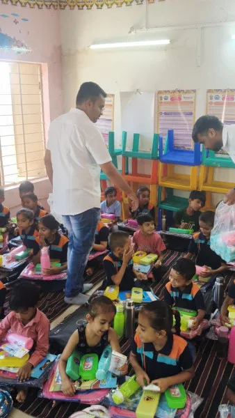 મોરબી ન્યુમિસમેટિક ક્લબ દ્વારા સોમવતી અમાસના પવિત્ર દિવસે જરૂરિયાતમંદ બાળકોને સંપૂર્ણ શૈક્ષણિક કીટનું વિતરણ
