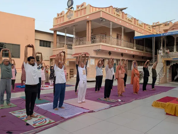 મોરબી SSY આયોજિત સ્વામિનારાયણ સંસ્કાર ધામમાં અનેક લોકોએ કર્યા યોગા, પ્રાણાયામ
