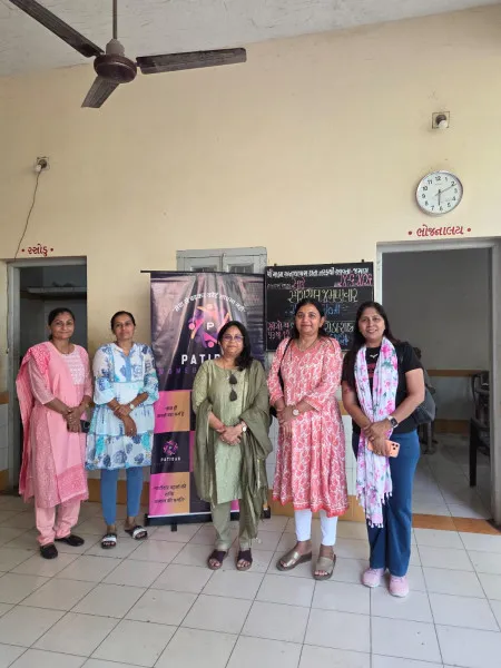 મોરબીના વૃદ્ધાશ્રમમાં પાટીદાર વુમન્સ પાવર ગ્રુપે વડીલોને ભોજન કરાવી સેવાનો દીપ પ્રગટાવ્યો  
