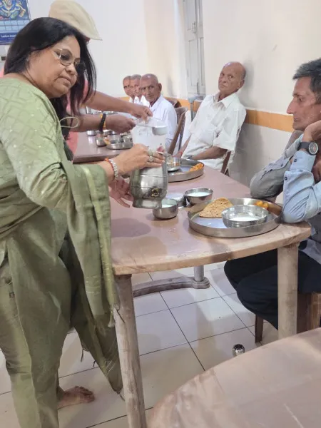મોરબીના વૃદ્ધાશ્રમમાં પાટીદાર વુમન્સ પાવર ગ્રુપે વડીલોને ભોજન કરાવી સેવાનો દીપ પ્રગટાવ્યો  
