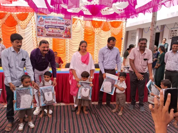 ખાખરાળામાં ભૂલકાંના કિલકિલાટ સાથે ઉજવાયો પ્રવેશોત્સવ
