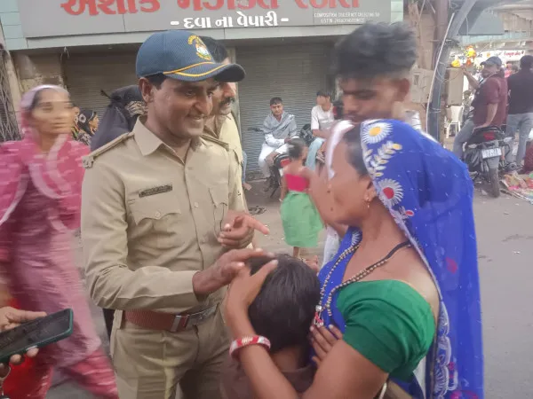 મોરબીમાં તાજીયા જોવા આવેલા ત્રણ ભૂલકાં માતાથી જુદા પડતા ધ્રુસકે ધ્રુસકે રડી પડ્યા
