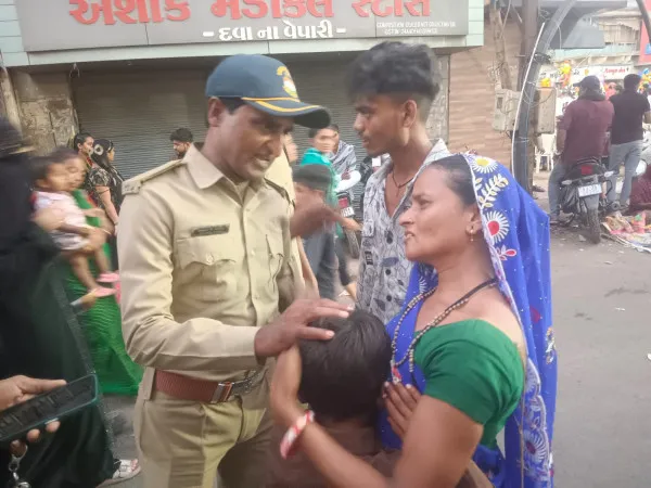 મોરબીમાં તાજીયા જોવા આવેલા ત્રણ ભૂલકાં માતાથી જુદા પડતા ધ્રુસકે ધ્રુસકે રડી પડ્યા
