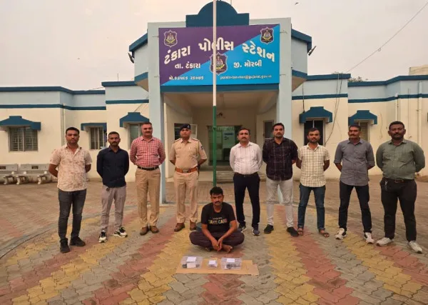 ટંકારાના કારખાનાનો સિક્યોરિટી ગાર્ડ 2 પિસ્તોલ અને 11 જીવતા કારતુસ સાથે ઝબ્બે
