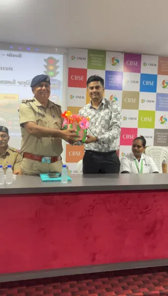 મોરબીમાં ટ્રાફિક પોલીસે વિદ્યાર્થીઓને ટ્રાફિકના નિયમોના પાલનના શપથ લેવડાવ્યા
