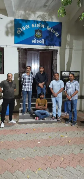 હળવદના દુષ્કર્મ કેસમાં આજીવન કેદ દરમિયાન પેરોલ જમ્પ કરનાર કેદી ઝડપાયો
