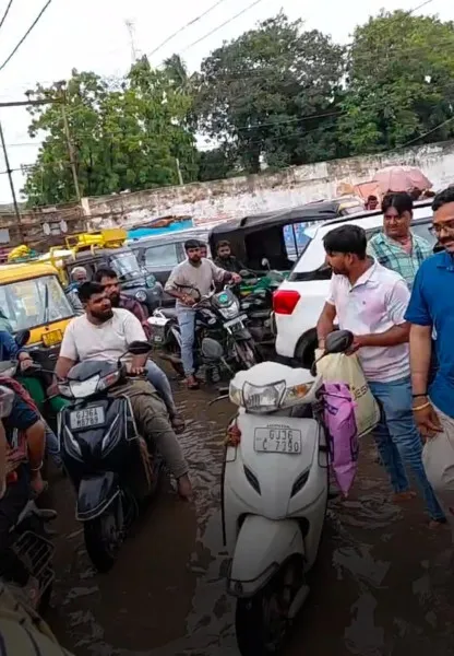 મોરબીમાં ફરી સામાન્ય વરસાદમાં તખ્તસિંહજી રોડ પરની દુકાનોમાં પાણી ફરી વળતા વેપારીઓના બેહાલ
