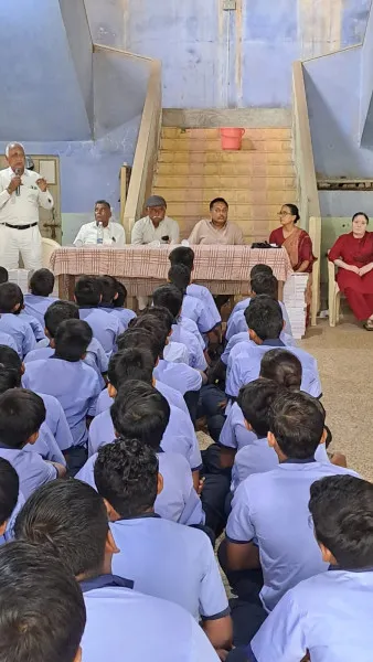 શ્રી ધકકાવાળી મેલડી માતાજી મંદિર દ્વારા સરકારી શાળાઓમાં 15000 ચોપડાનું વિતરણ કરાયું.
