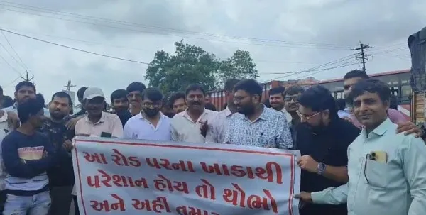 લજાઈ ચોકડીએ કારખાનેદારોનો ચક્કાજામ, થોડી વારમાં જ સ્વૈચ્છિક રીતે રસ્તો કર્યો ખુલ્લો
