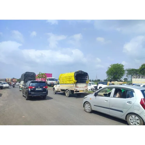 લજાઈ ચોકડીએ કારખાનેદારોનો ચક્કાજામ, થોડી વારમાં જ સ્વૈચ્છિક રીતે રસ્તો કર્યો ખુલ્લો
