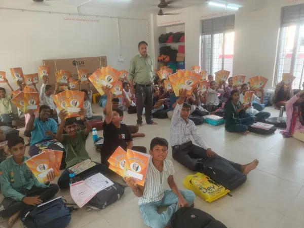 મોરબીની માધાપરવાડીની ત્રણ શાળાના 860 વિદ્યાર્થીઓને ફૂલસ્કેપ બુકનું વિતરણ
