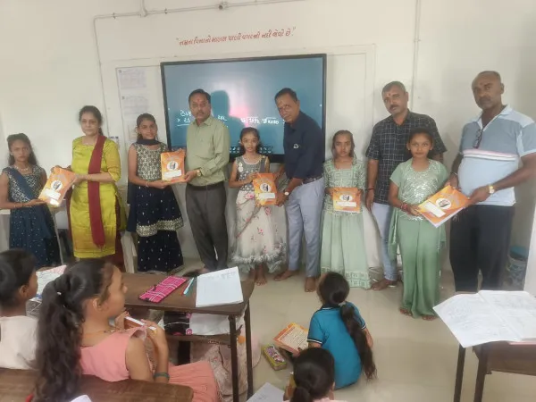 મોરબીની માધાપરવાડીની ત્રણ શાળાના 860 વિદ્યાર્થીઓને ફૂલસ્કેપ બુકનું વિતરણ
