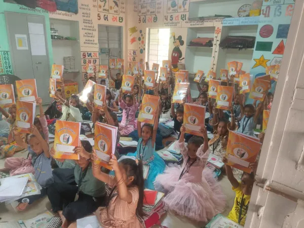 મોરબીની માધાપરવાડીની ત્રણ શાળાના 860 વિદ્યાર્થીઓને ફૂલસ્કેપ બુકનું વિતરણ
