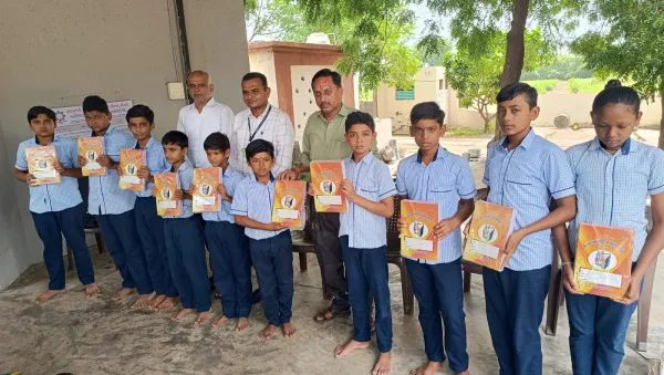મોરબીની માધાપરવાડીની ત્રણ શાળાના 860 વિદ્યાર્થીઓને ફૂલસ્કેપ બુકનું વિતરણ
