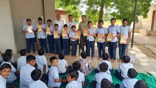 મોરબીની માધાપરવાડીની ત્રણ શાળાના 860 વિદ્યાર્થીઓને ફૂલસ્કેપ બુકનું વિતરણ
