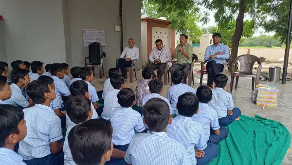 મોરબીની માધાપરવાડીની ત્રણ શાળાના 860 વિદ્યાર્થીઓને ફૂલસ્કેપ બુકનું વિતરણ
