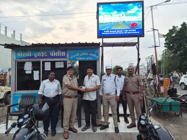 મોરબી ટ્રાફિક પોલીસે ખોવાયેલું દસ્તાવેજો ભરેલું પાકીટ પરત કરી પ્રામાણિકતાનું ઉદાહરણ પૂરું પાડ્યું
