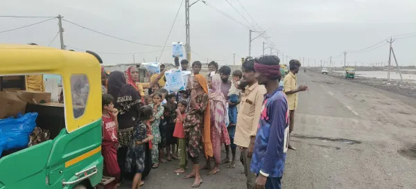 માળિયા, મોરબી પંથકમાં અતિવૃષ્ટિ અસરગ્રસ્તોને જયદીપ એન્ડ કંપનીએ ફૂડ પેકેટ-પાણી મોકલી માનવતા દીપાવી
