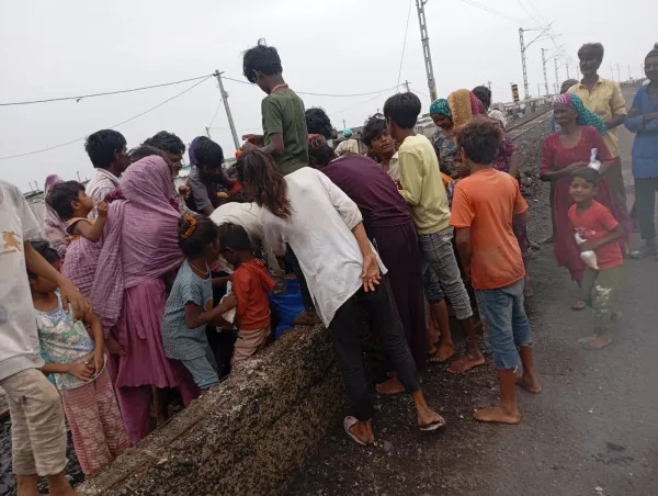 માળિયા, મોરબી પંથકમાં અતિવૃષ્ટિ અસરગ્રસ્તોને જયદીપ એન્ડ કંપનીએ ફૂડ પેકેટ-પાણી મોકલી માનવતા દીપાવી
