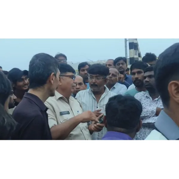 મનપાના પાપે ગોઠણસમા પાણીમાં ગરકાવ લાયન્સનગરના લોકો રસ્તા પર, પોલીસની સમજાવટથી મામલો થાળે