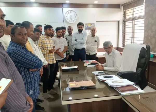 મોરબી જિલ્લાના લાયસન્સી સર્વેયરોના વિવાદ પ્રશ્નોનો હલ નહિ થાય  15 ઓગસ્ટથી હડતાળ
