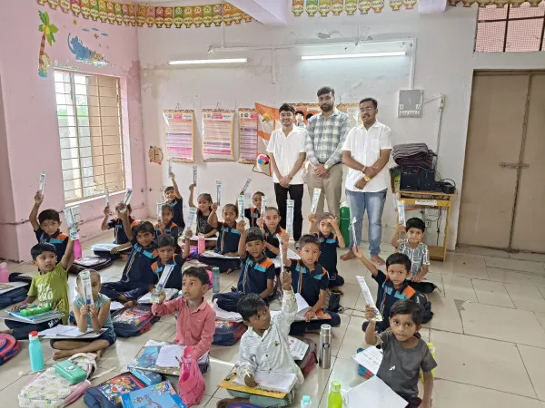 શ્રાવણ માસના પવિત્ર દિવસે ન્યુમિસમેટિક ક્લબે 370 વિદ્યાર્થીઓના મુખ પર સ્મિત રેલાવ્યું
