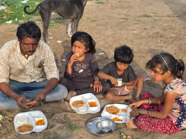 શિવલિંગને બદલે ૨૦૦૦થી વધુ જરૂરિયાતમંદોને દૂધપાક સાથે ભોજન કરાવી જઠરાગ્નિ ઠારી
