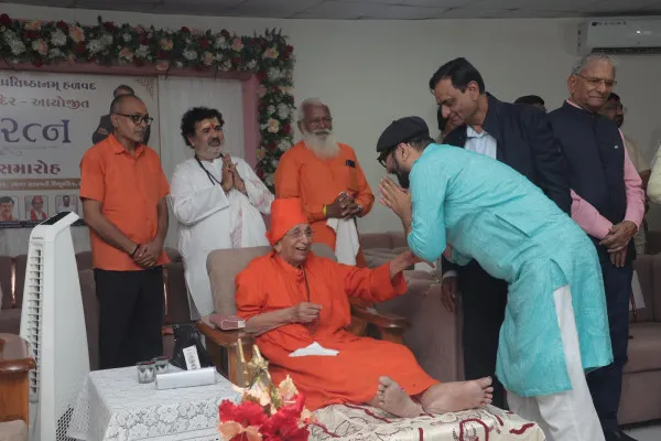 ઉદ્યોગપતિ નરેન્દ્ર રાવલને ‘હળવદ બ્રહ્મરત્ન’ એવોર્ડથી સન્માનિત કરાયા.

