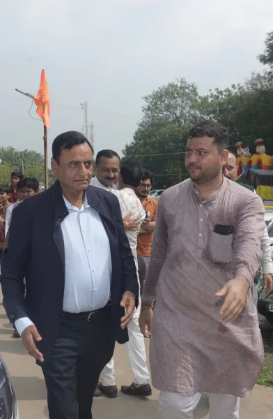 ઉદ્યોગપતિ નરેન્દ્ર રાવલને ‘હળવદ બ્રહ્મરત્ન’ એવોર્ડથી સન્માનિત કરાયા.
