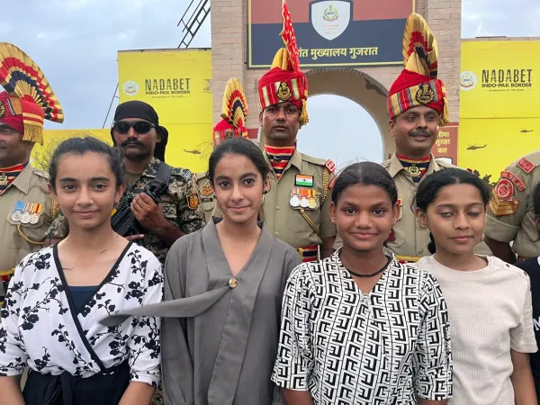 મોરબીની દીકરીઓએ ભારત-પાકિસ્તાન બોર્ડર પર રક્ષાબંધનની ઉજવણી કરી BSF જવાનોની બહાદુરી પણ જોઈ
