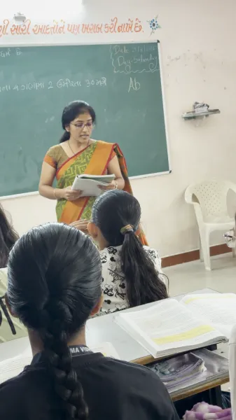 મોરબીની સ્કૂલમાં શિક્ષકોને બદલે 